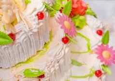 白色奶油蛋糕装饰樱桃甜蜜的花镇静甜点叶子节日
