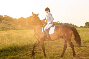 马术体育运动年轻的女人骑马盛装舞步先进的测试太阳耀斑