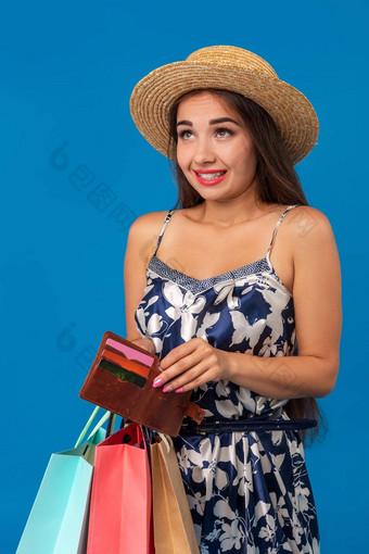 肖像不开心年轻的女人钱包购物中心花了现金失去了钱打破了
