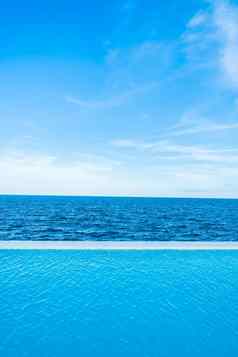 ∞游泳池海海洋视图蓝色的天空