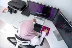 女阿拉伯语有创意的专业工作首页办公室桌面电脑双屏幕监控前视图selectve焦点