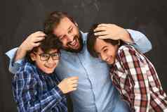快乐父亲拥抱儿子难忘的时刻家庭快乐混合比赛中间东部阿拉伯家庭