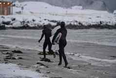 北极冲浪者运行海滩冲浪