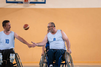 团队战争退伍军人轮椅玩篮球庆祝点赢得了游戏高概念