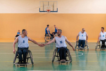 团队<strong>战</strong>争退伍军人轮椅玩篮球庆祝点<strong>赢</strong>得了游戏高概念
