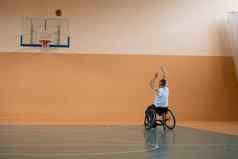 照片战争经验丰富的玩篮球团队现代体育竞技场概念体育运动人残疾的人