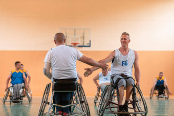 团队<strong>战</strong>争退伍军人轮椅玩篮球庆祝点<strong>赢</strong>得了游戏高概念