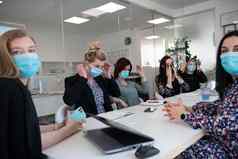 真正的业务人会议穿保护面具