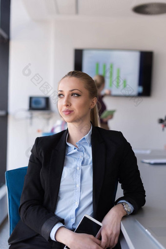 肖像年轻的业务女人办公室团队会议背景