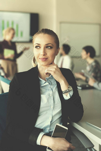 肖像年轻的业务女人办公室团队<strong>会议背景</strong>