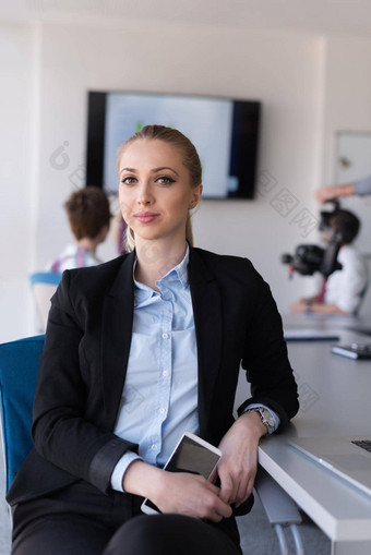 肖像年轻的业务女人办公室团队会议背景