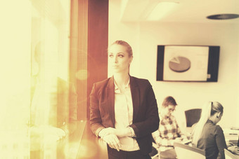 肖像年轻的业务女人办公室团队<strong>会议背景</strong>