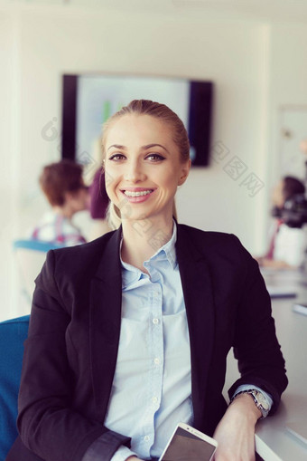 肖像年轻的业务女人办公室团队<strong>会议背景</strong>