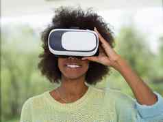 黑色的女人耳机眼镜虚拟现实