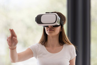 女人虚拟现实头戴式耳机眼镜虚拟现实