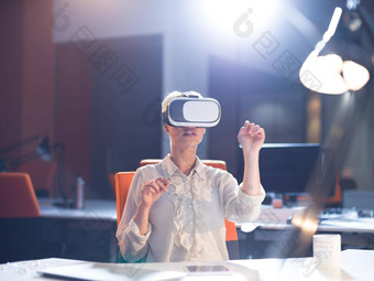 女商人虚拟现实<strong>头戴式</strong>耳机眼镜虚拟现实