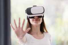女人虚拟现实头戴式耳机眼镜虚拟现实