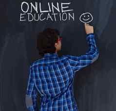 青少年男孩粉笔写作黑色的黑板在线教育