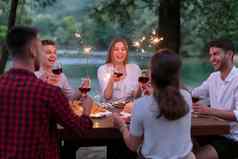 朋友敬酒红色的酒玻璃野餐法国晚餐聚会，派对户外