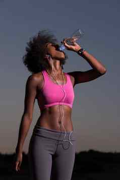 非洲美国女人喝水慢跑自然