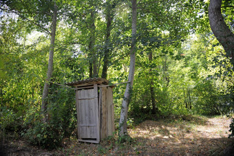 木复古的户外厕所。。。