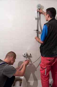专业水管工工作浴室