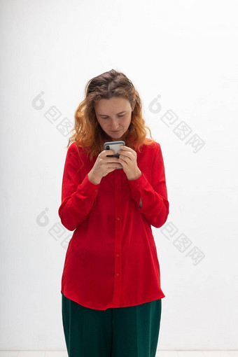 年轻的集中高加索人红发的女人移动电话聊天网络