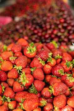 图片甜蜜的美味的新鲜的草莓说谎木盒子商店