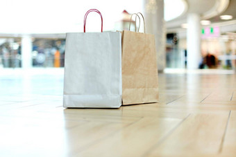 纸购物袋地板上购物中心