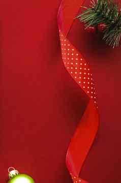 圣诞节平铺假期设计概念装饰点缀圣诞节礼物包装红色的纸背景平躺前视图