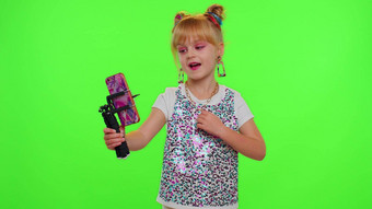 跳舞年轻的孩子女孩博主记录跳舞移动相机社会媒体内容电话