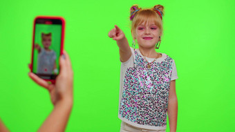 快乐的有趣的青少年女孩孩子跳舞相机拍摄视频电话浓度关键墙