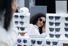 年轻的女人站前面镜子验光商店
