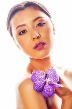 年轻的漂亮的亚洲女人花紫色的兰花孤立的白色背景水疗中心人概念