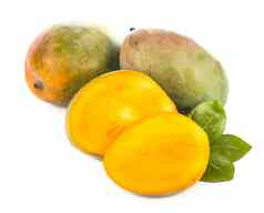 多汁的新鲜的异国情调的水果芒果白色背景