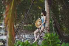 女人泳衣丛林异国情调的热带绿色叶子