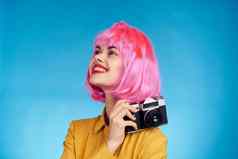 漂亮的女人粉红色的头发摄影师相机有创意的职业