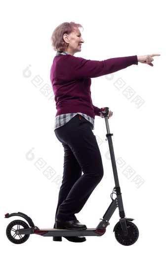 友好的上了年纪的女人电踏板车孤立的whi