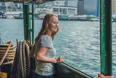年轻的女人渡船在香港香港