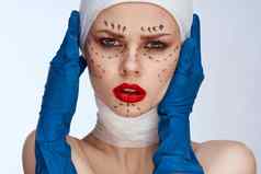 美丽的女人红色的嘴唇塑料手术操作只肩膀孤立的背景
