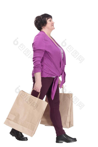 休闲上了年纪的女人<strong>购物</strong>袋大步向前