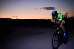 三项全能运动运动员骑自行车快晚上