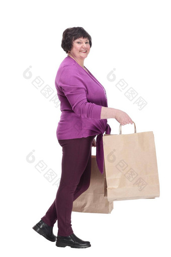 休闲上了年纪的女人<strong>购物</strong>袋大步向前