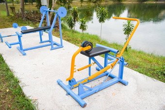 在户外健身房操场上设备公共花园户外健身设备公园