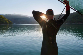 三项全能运动运动员开始游泳培训湖