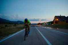 三项全能运动运动员骑自行车晚上