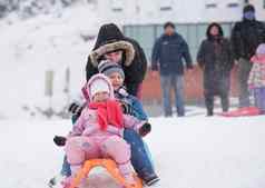 孩子们集团有趣的玩新鲜的雪