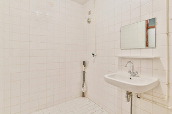 微型浴室白色瓷砖