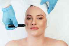 美丽的女人面部护肤品治疗化妆品美诊所