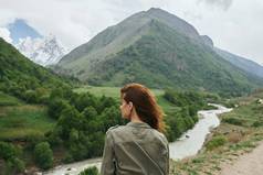 女人旅游山旅行景观自然假期